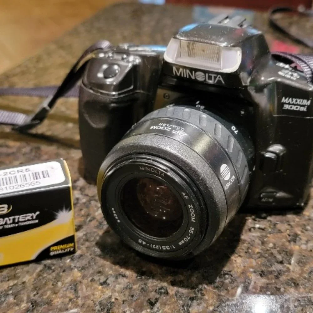 Minolta Maxxum 300si SLR Film Camera with Minolta AF Zoom 35-70 mm Lens